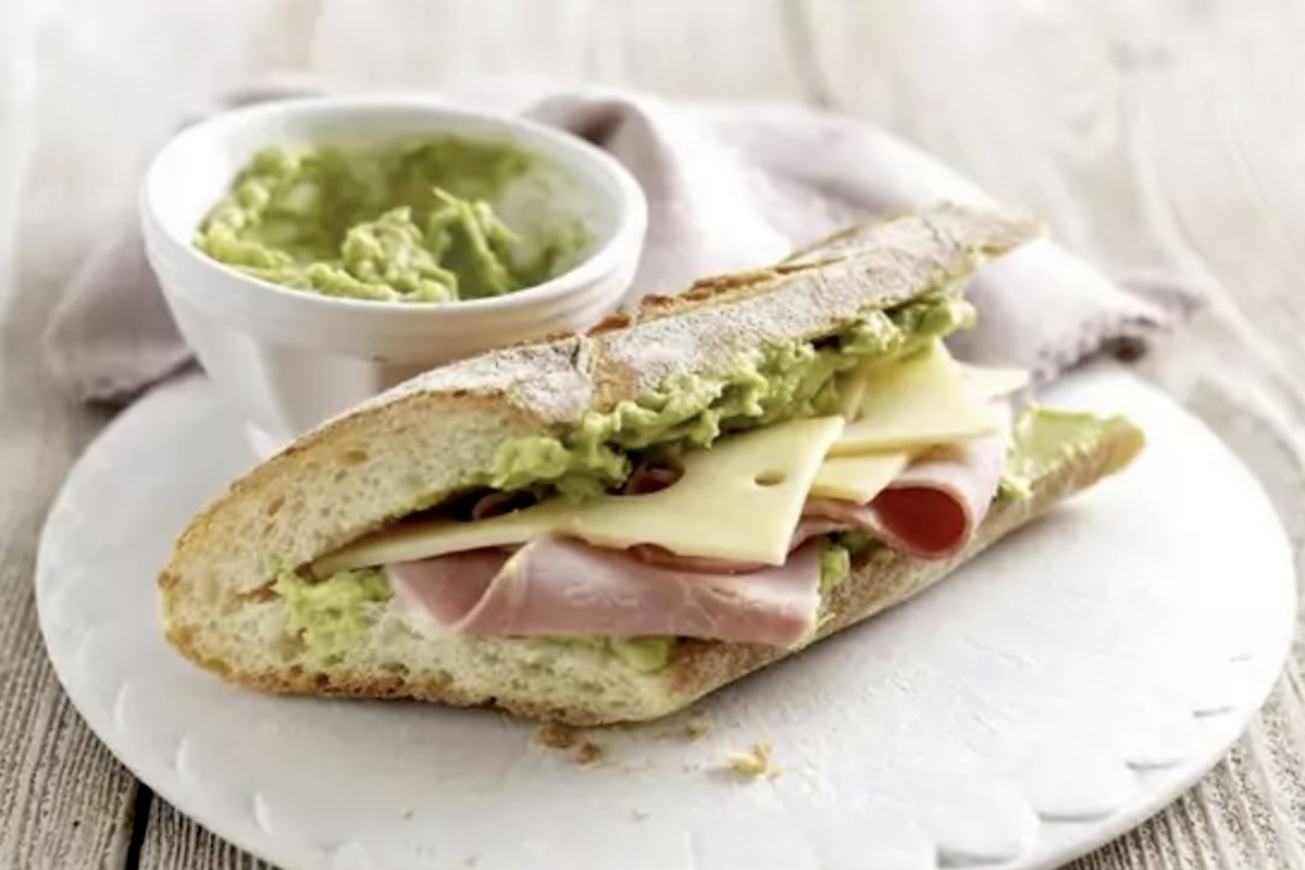 Sandwich au jambon blanc, fromage et avocat du Pérou