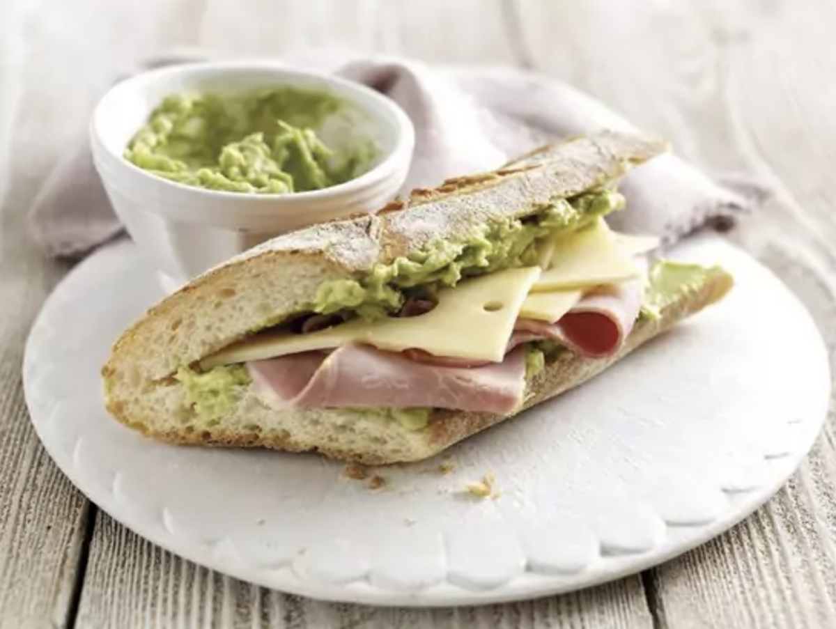 Sandwich au jambon blanc, fromage et avocat du Pérou