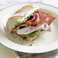 Sandwich au poulet, bacon et à l’avocat du Pérou