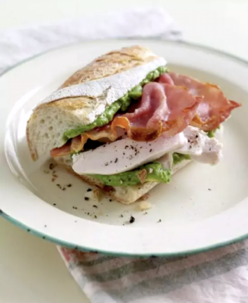 Sandwich au poulet, bacon et à l’avocat du Pérou