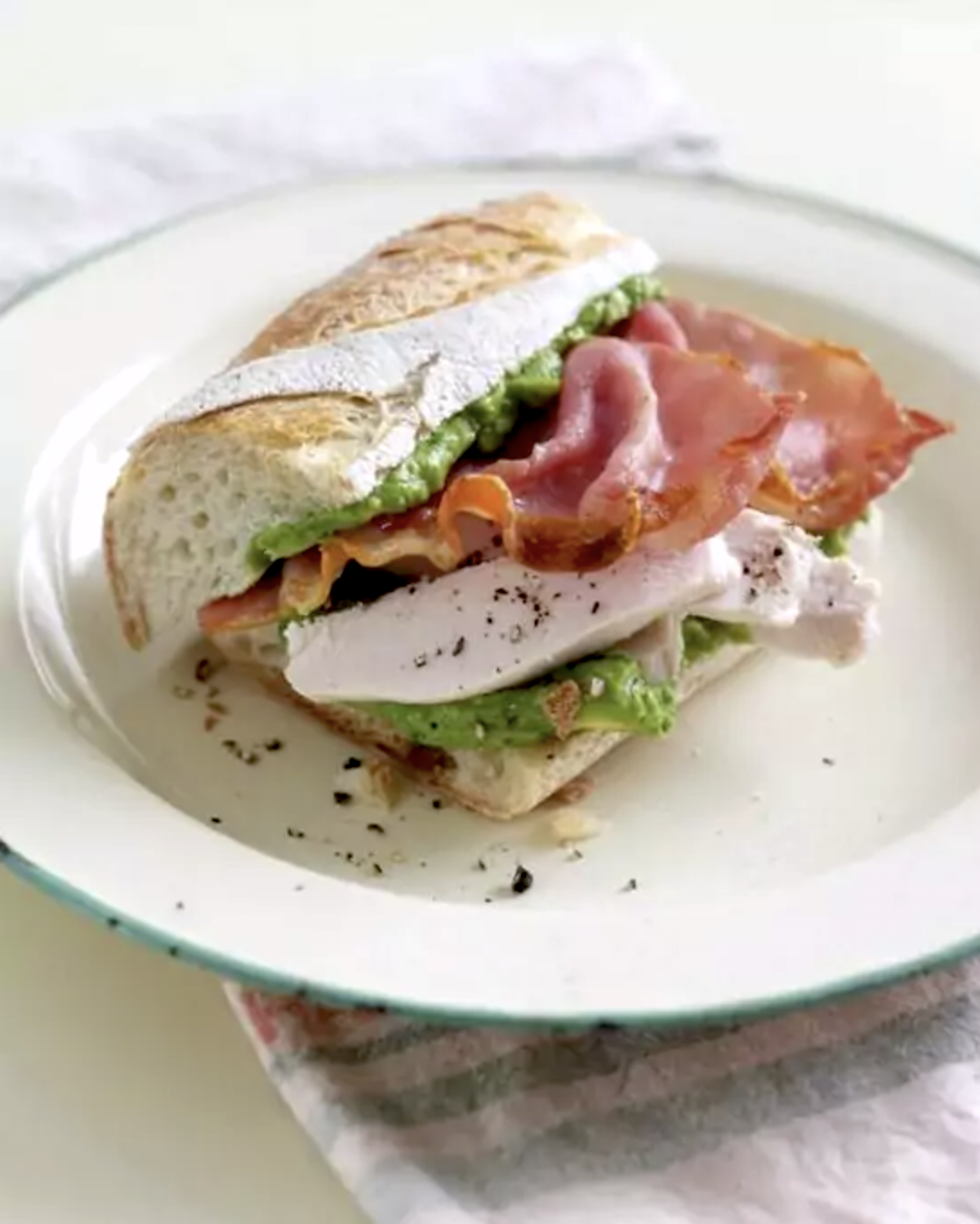 Sandwich au poulet, bacon et à l’avocat du Pérou
