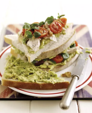 Sandwich du sportif à l’avocat, tomates cerises et poulet