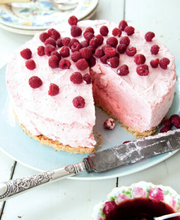 Gâteau mousseux aux fraises et framboises