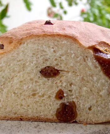 Pain aux figues tranché