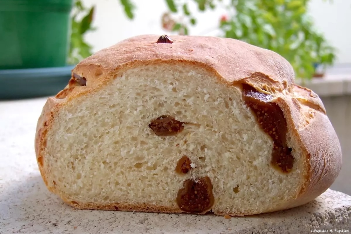 Pain aux figues tranché