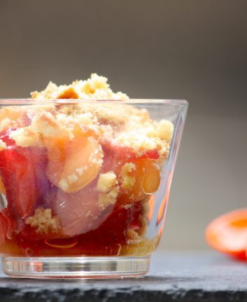 Salade de fraises et melon, faux crumble de sablés Bretons