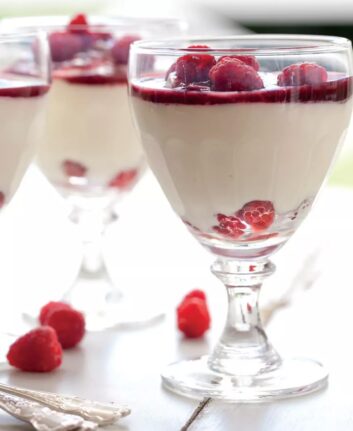 Verrines au yaourt et aux framboises ©Annabel Langbein