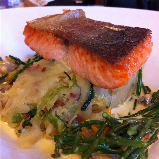 Truite de mer , colcannon et algues