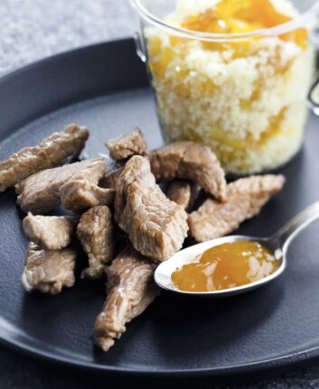 Agneau grillé et chutney de mangue, abricots et clémentines