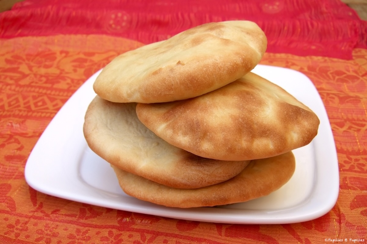 Pains pita maison après cuisson, prêts à garnir