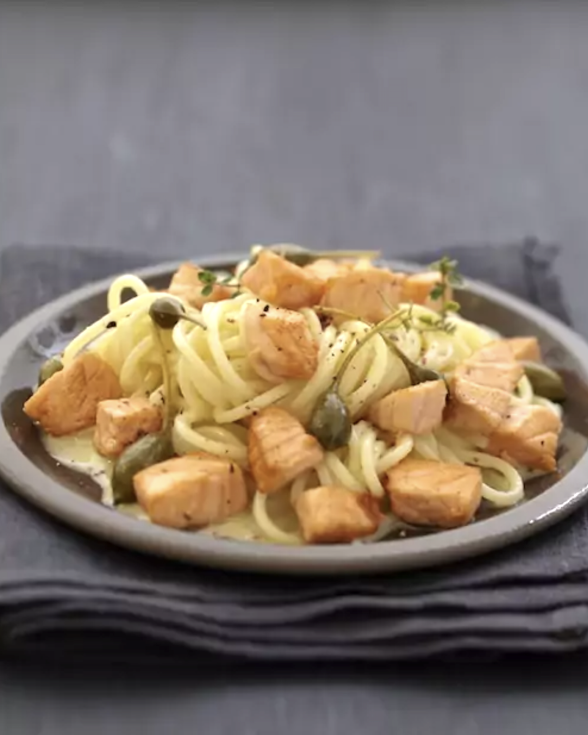 Pâtes au saumon et aux câpres, sauce acidulée