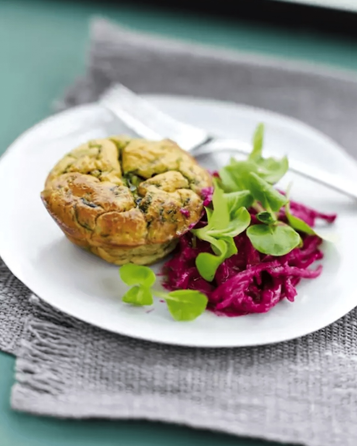 Petits flans de mâche et ricotta servis tièdes avec rémoulade de betterave