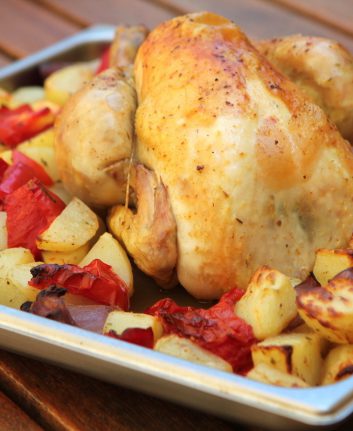 Poulet rôti aux pommes de terre, poivron et tomates