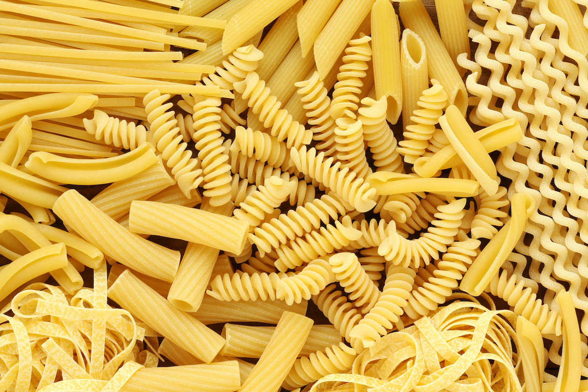 Cuisson des pâtes al dente dans une casserole d’eau bouillante ©Shutterstock