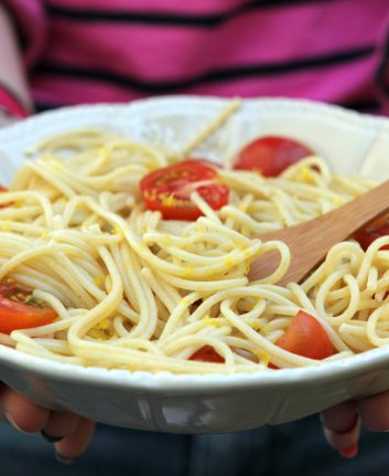 Spaghettis aux tomates cerises, ail citron câpres