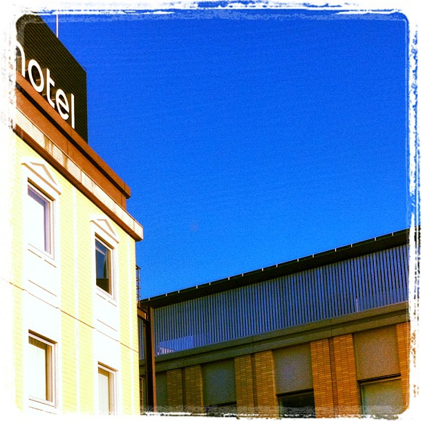 Grand ciel bleu sur Tokyo ce matin - aujourd'hui c'est concours de Bento #SemaineDuGout