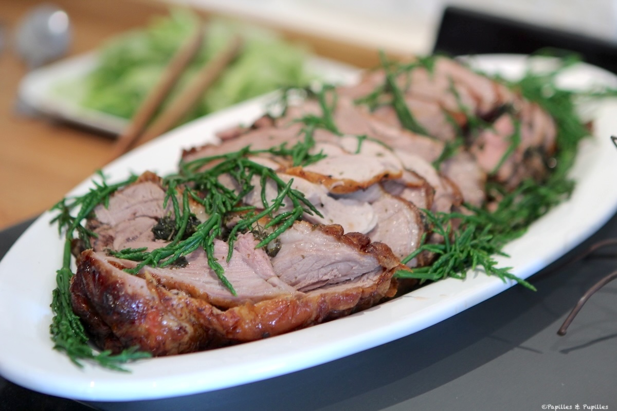 Tranches de gigot d’agneau farci aux herbes servies avec de la salicorne