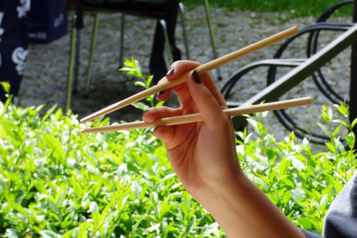 Manger avec des baguettes