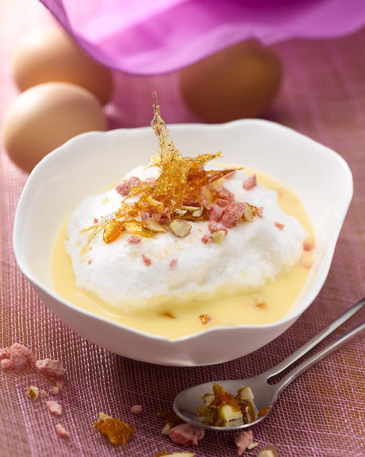 Île flottante aux pralines roses sur crème anglaise