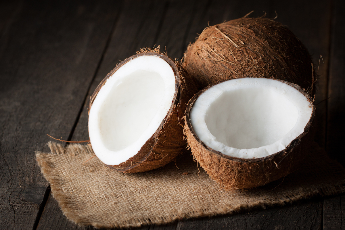 Noix de coco ouverte montrant la chair blanche