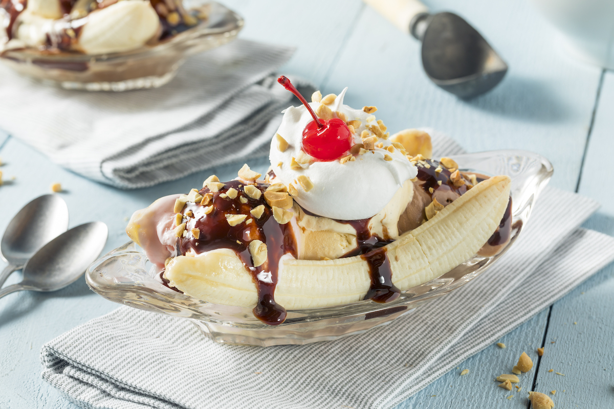 Banana split, dessert glacé à base de banane, glaces et sauce chocolat