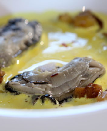 Huîtres pochées à la crème de safran