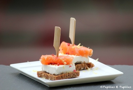 Toasts au pain noir, Kiri® et saumon fumé