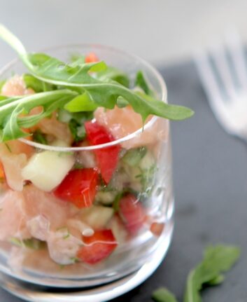 Tartare de saumon, concombre, poivron et échalote