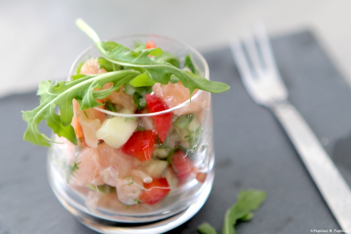 Tartare de saumon, concombre, poivron et échalote