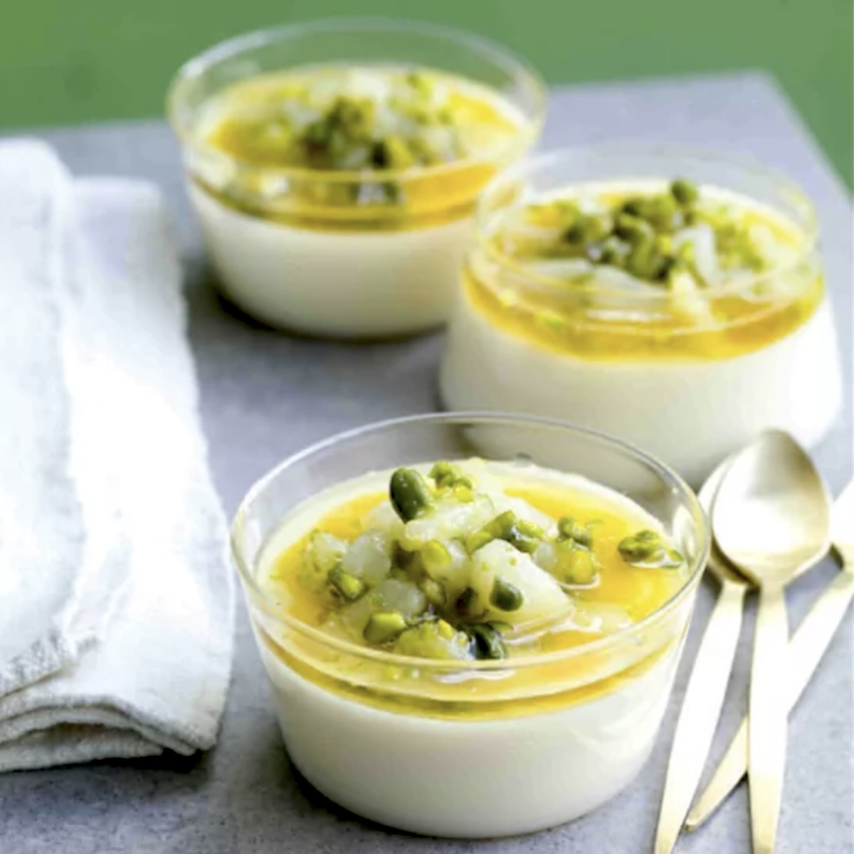 Pannacotta au lait d’amande et poires au miel de lavande