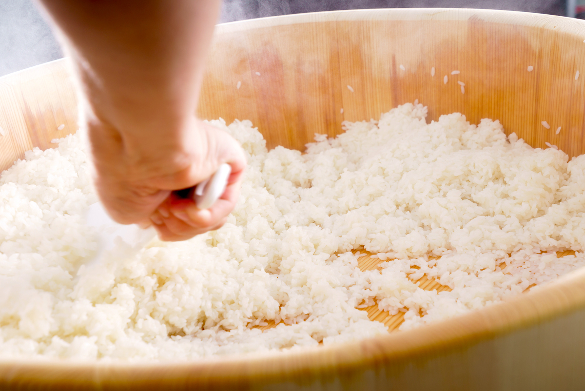 Préparation du riz à sushi ©Shebeko shutterstock