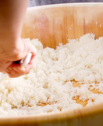 Préparation du riz à sushi ©Shebeko shutterstock