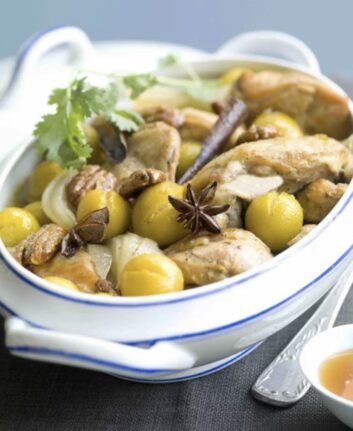 Tajine de poulet aux mirabelles, noix de pécan et miel d'oranger