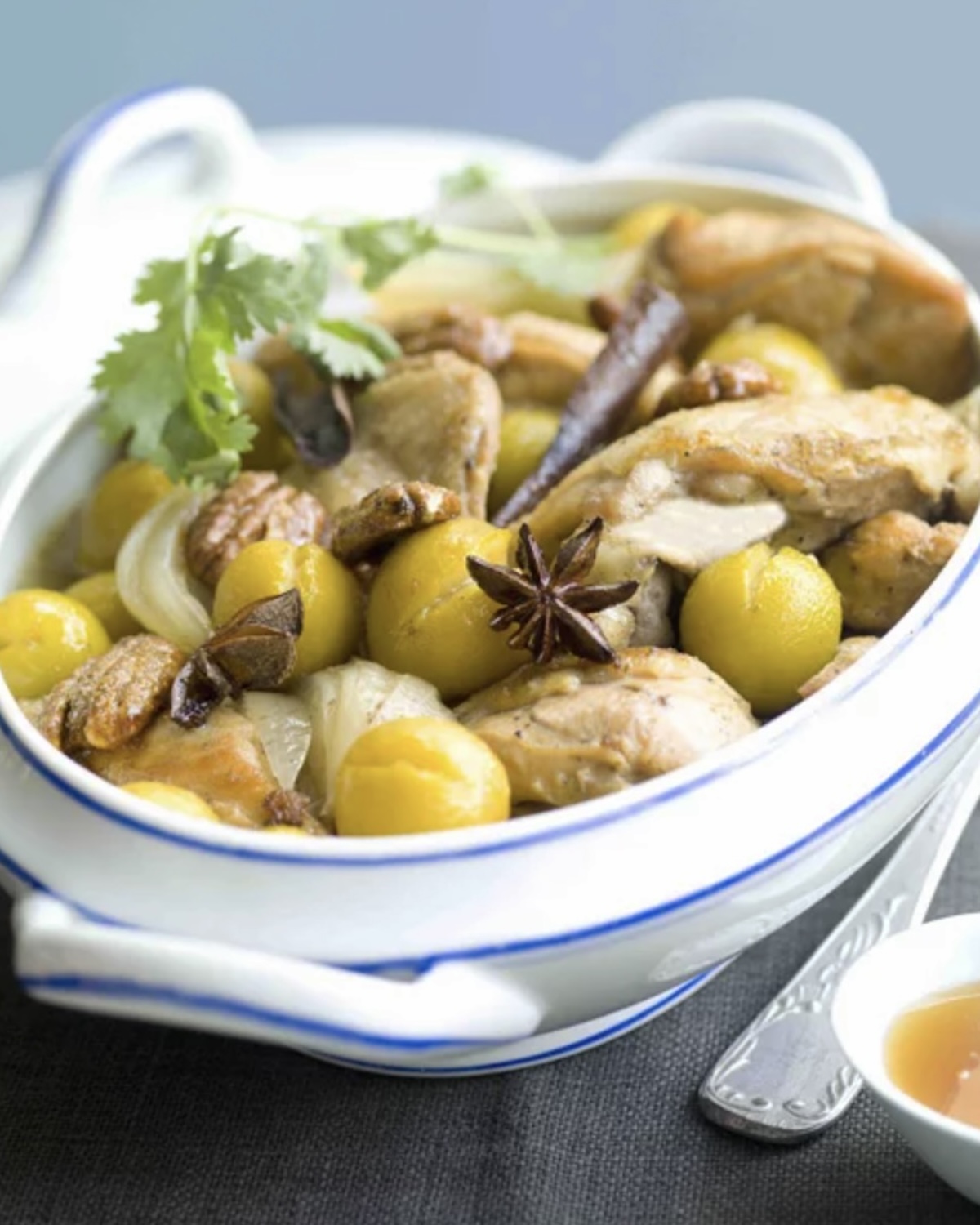 Tajine de poulet aux mirabelles, noix de pécan et miel d'oranger