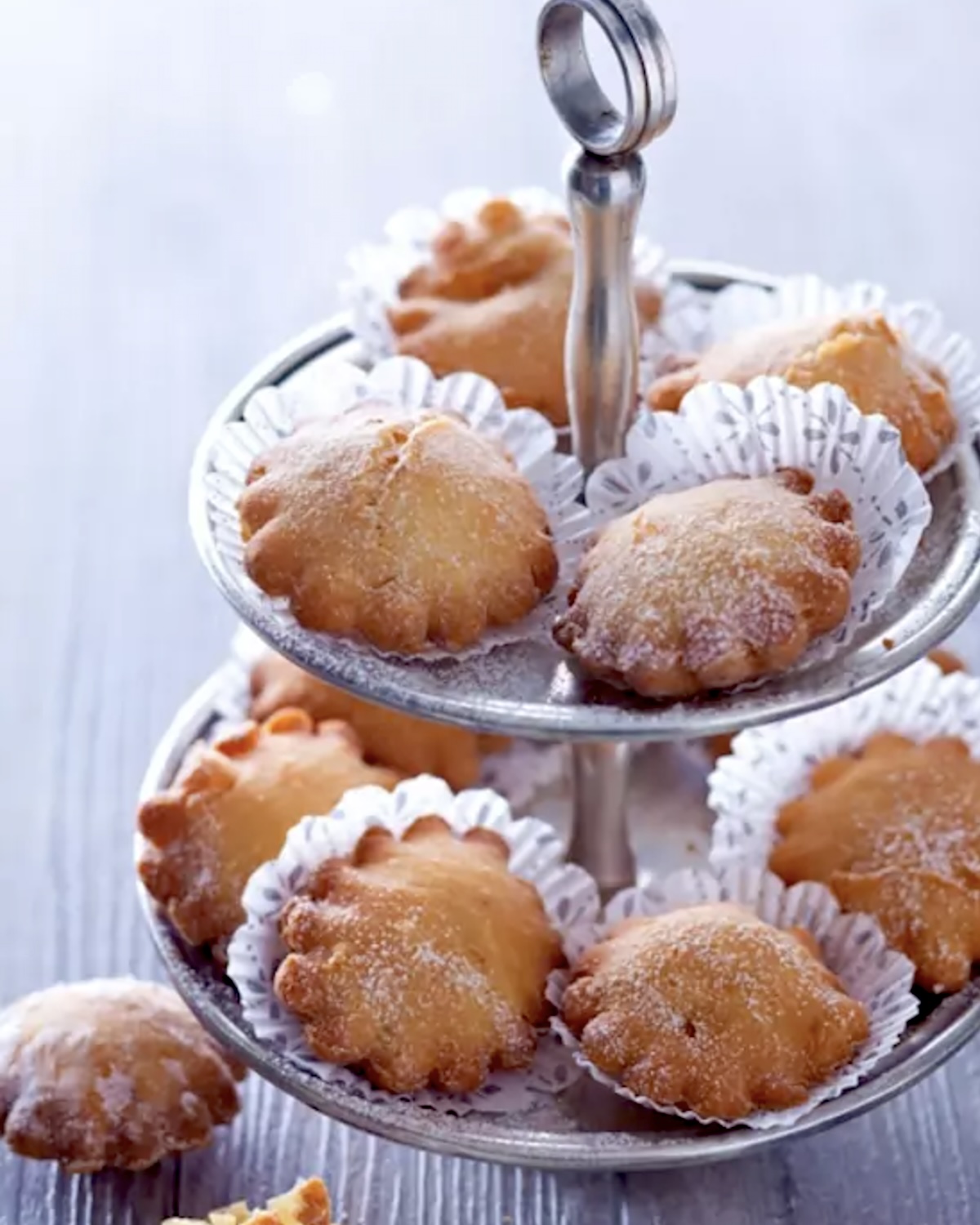 Bugnes lyonnaises croustillantes saupoudrées de sucre glace prêtes à être servies