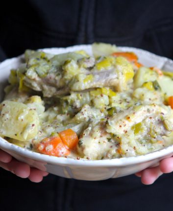 Poulet cocotte à la crème et à la moutarde à l'ancienne
