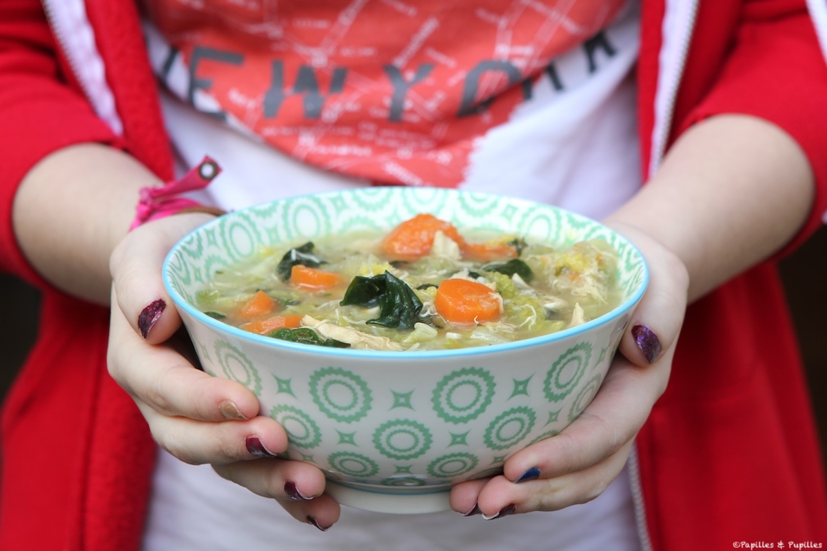 Soupe complète poulet légumes maison, bol fumant et réconfortant