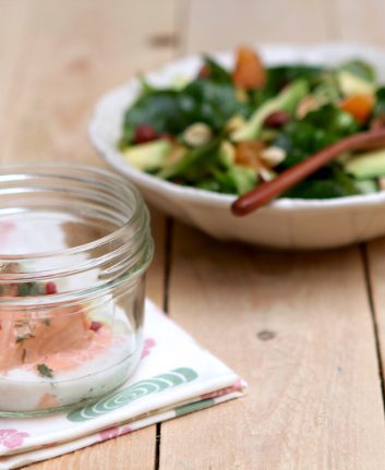 Saumon à l'aneth et aux baies roses, salade de mâche aux clémentines, avocat et noisettes