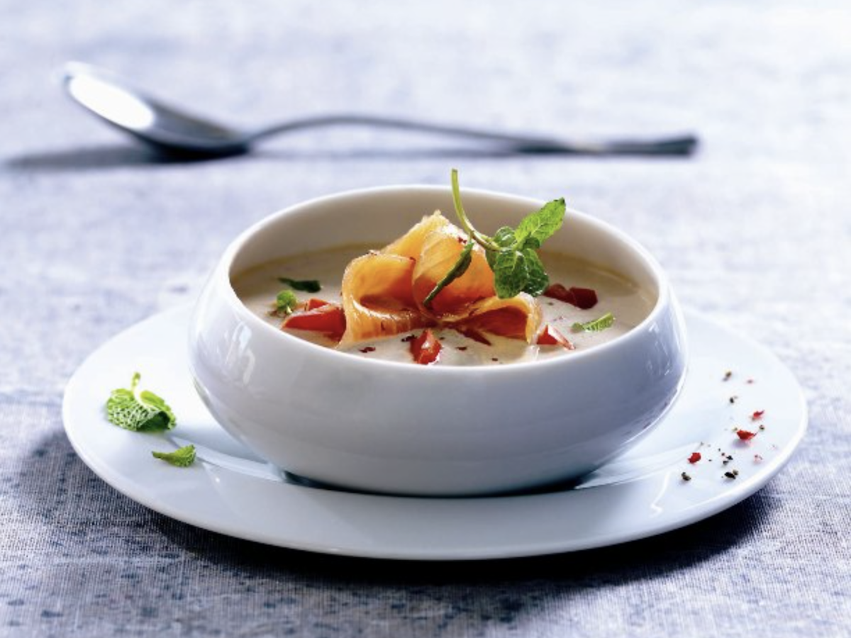 Soupe froide au concombre, yaourt grec et saumon fumé ©Franck Moneger - Delpeyrat`