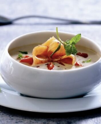Soupe froide au concombre, yaourt grec et saumon fumé ©Franck Moneger