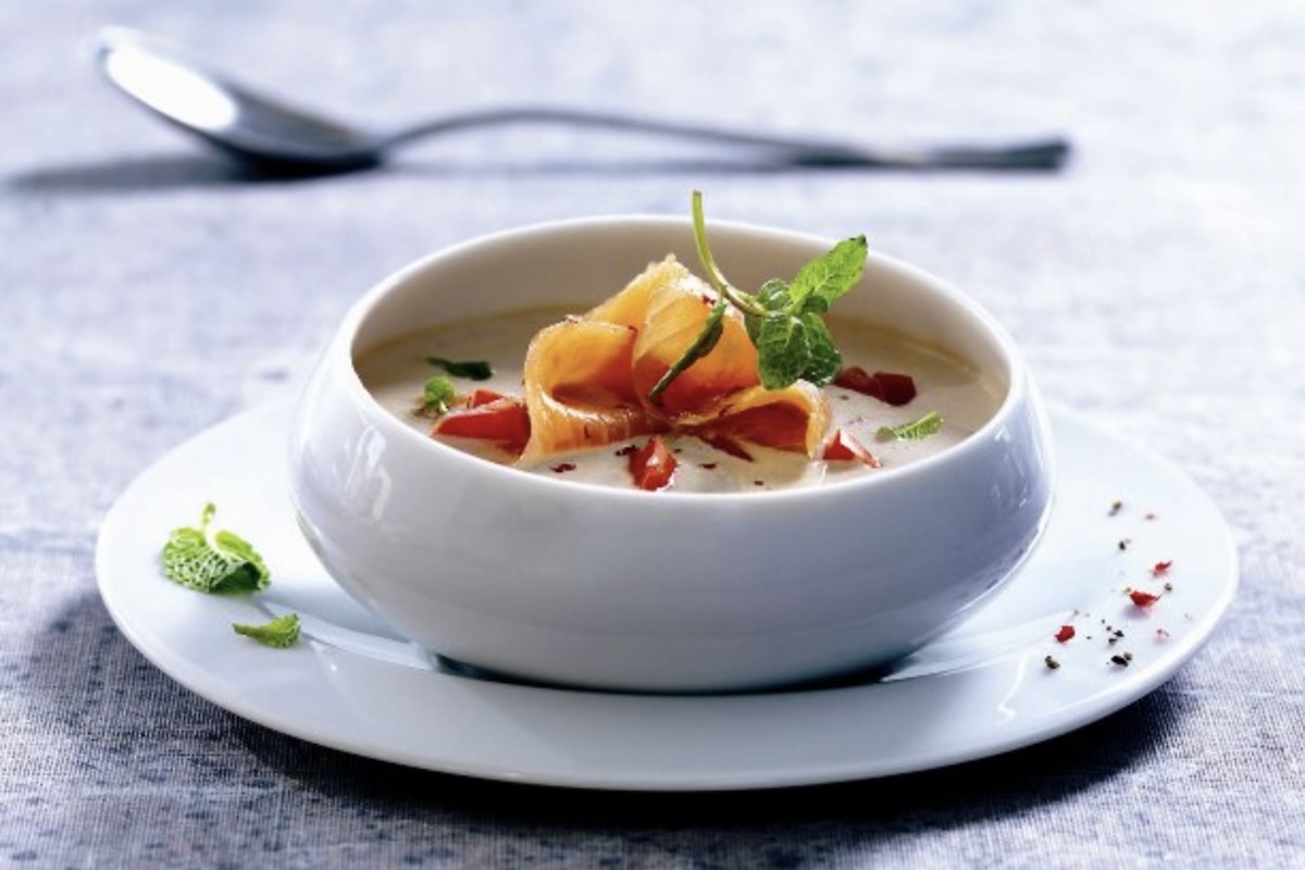 Soupe froide au concombre, yaourt grec et saumon fumé ©Franck Moneger