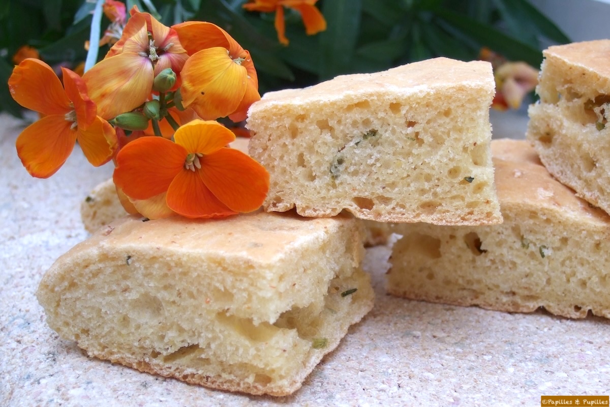 Focaccia à la farine de maïs, piment de Cayenne et ciboulette