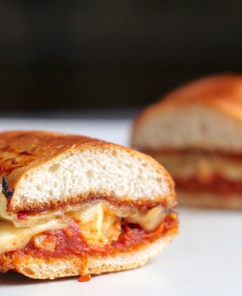 Paninis aux tomates concassées, poulet et fromage