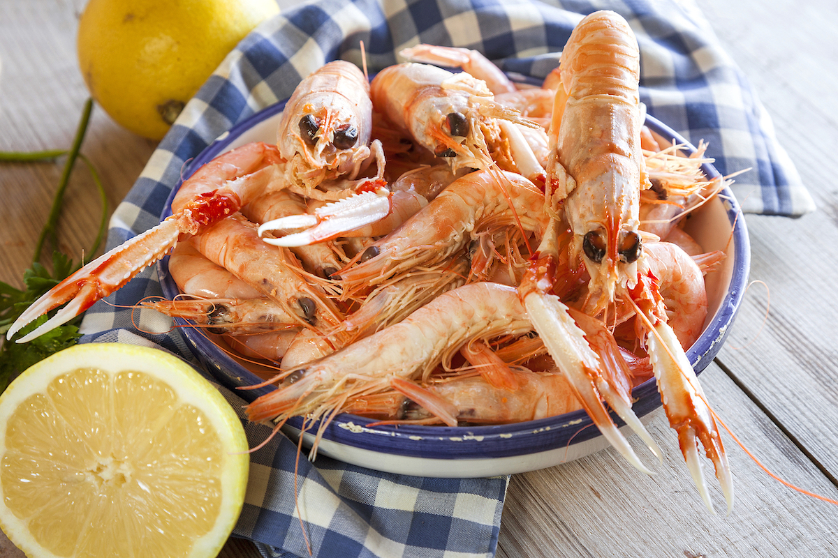 Langoustines crues, fraîches, prêtes à être préparées
