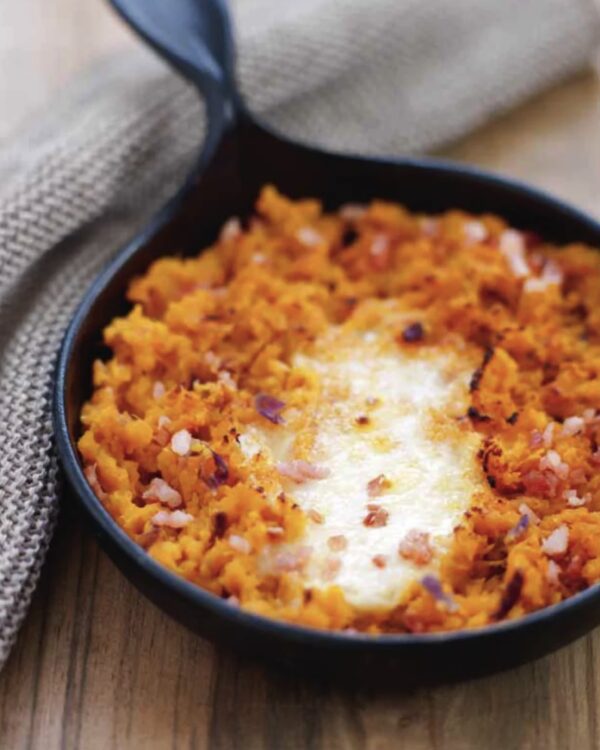 Poêlée de patates douces aux oignons rouges, lard et fromage