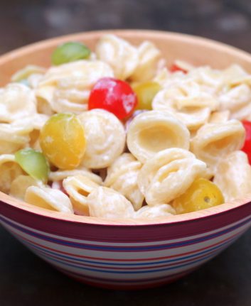 Salade de pâtes, tomates multicolores et fromage