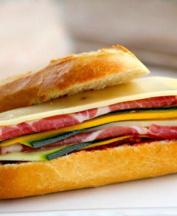Sandwich aux lamelles de courgettes et à la coppa