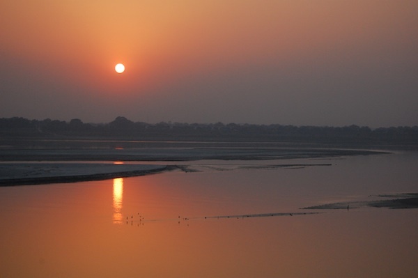 Coucher de soleil sur le Gange ©ptwo CC BY 2.0