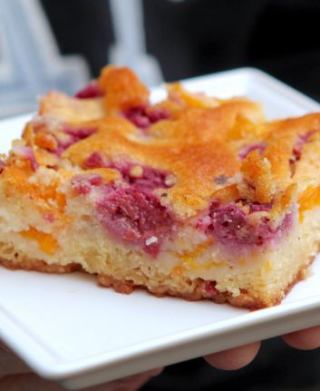 Gâteau croustifondant pêches framboises
