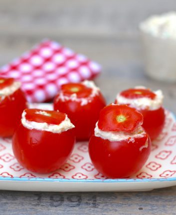 Tomates cocktail farcies au mascarpone, au thon et à la ciboulette